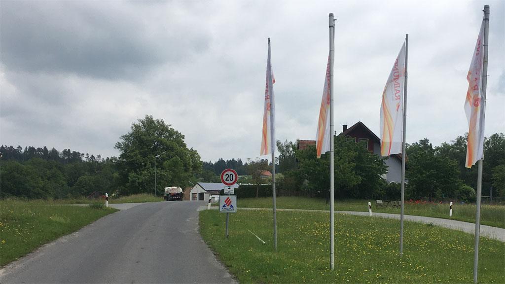 Einfahrt zu den Parkplätzen der Spedition Raimund